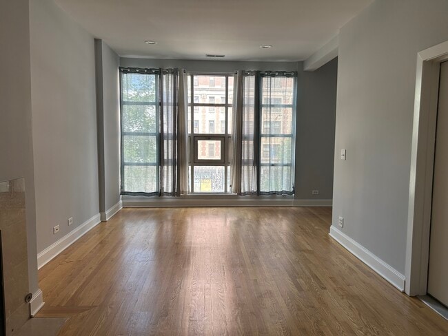 Building Photo - 1154 N Dearborn St