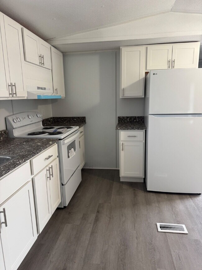 Building Photo - 40 Friendly Cir