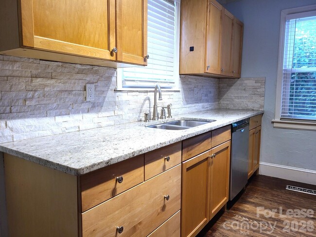 Building Photo - 4229 Hiddenbrook Dr