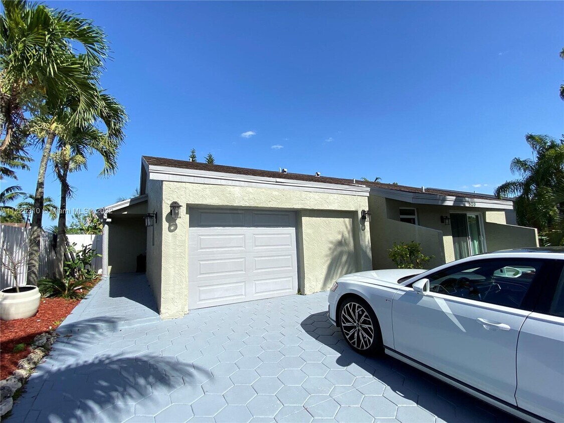 Primary Photo - 520 SW 167th Terrace