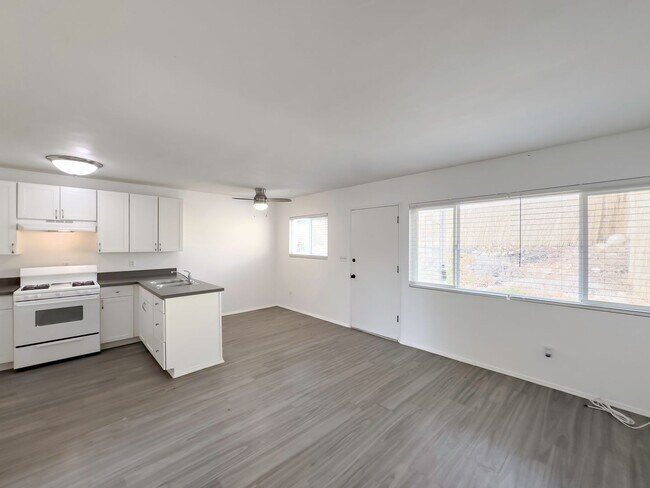 Building Photo - AVAILABLE NOW! 1 Bed / 1 Bath Condo w/ Yar...