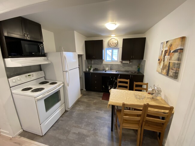 Photo du bâtiment - INCLUSIVE 2 bedroom Upper Unit - Includes ...