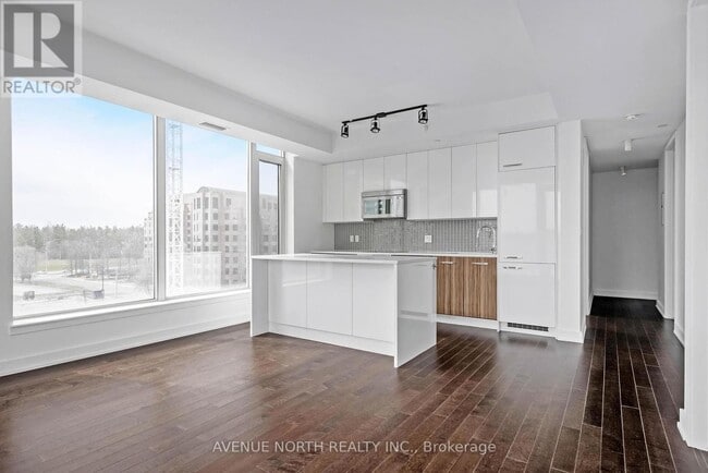 Photo du bâtiment - 111-111 Champagne Ave S