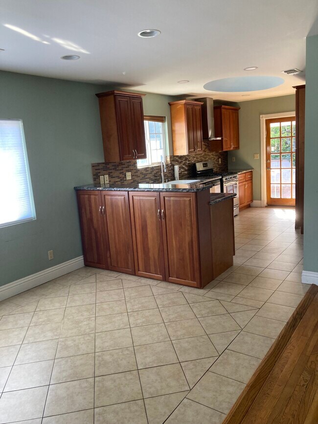 Kitchen - 12036 Thermo St