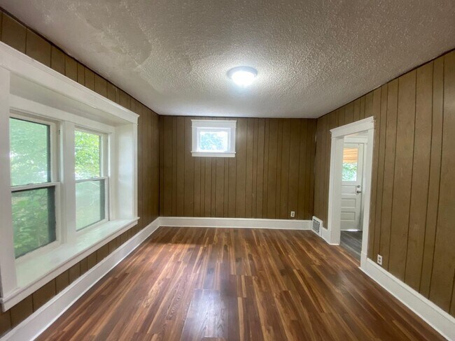 Foto del edificio - Spacious 3-Bed Single-Family Home in Quiet Kenmore Neighborhood