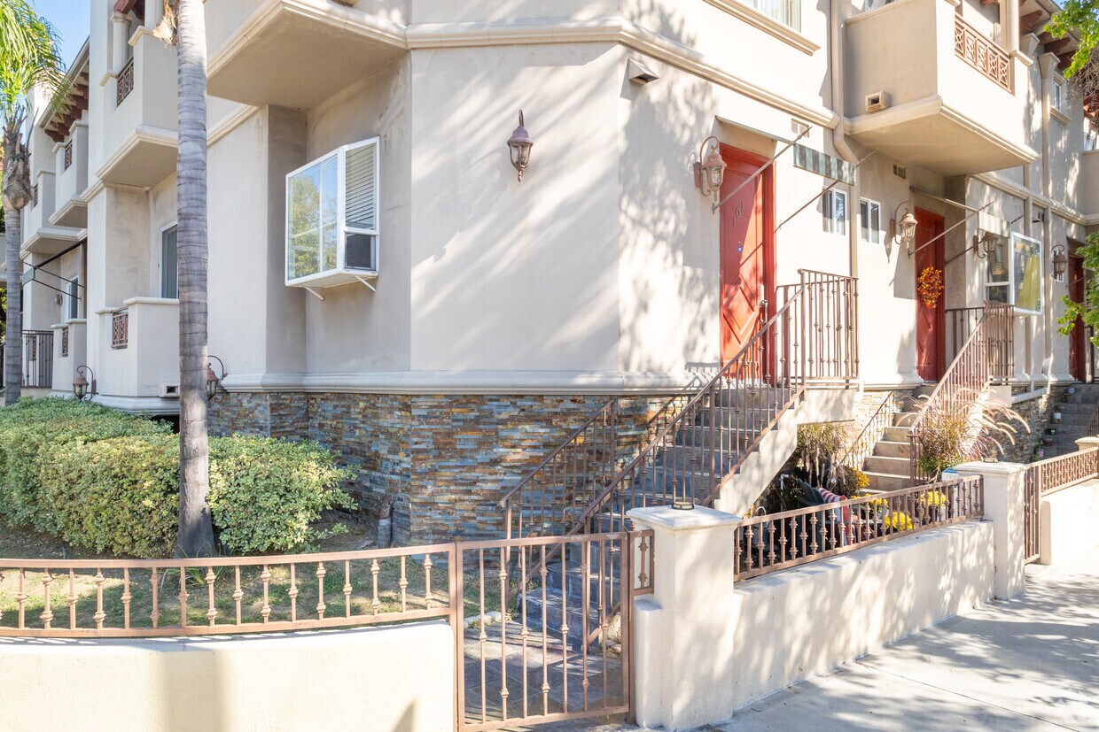 Entrance - 4904 Laurel Canyon Blvd