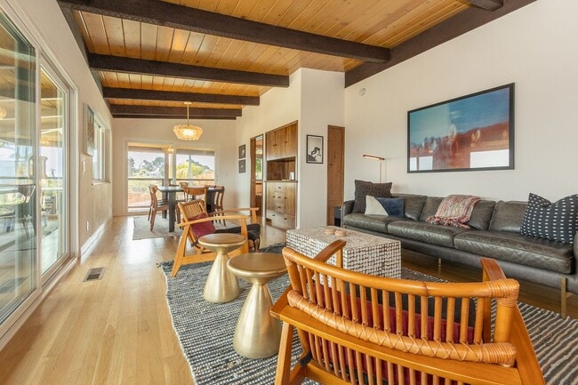 Building Photo - Spectacular Furnished 4 Bedroom/ 3 Bath Mid-Century Modern Retreat in Encinitas