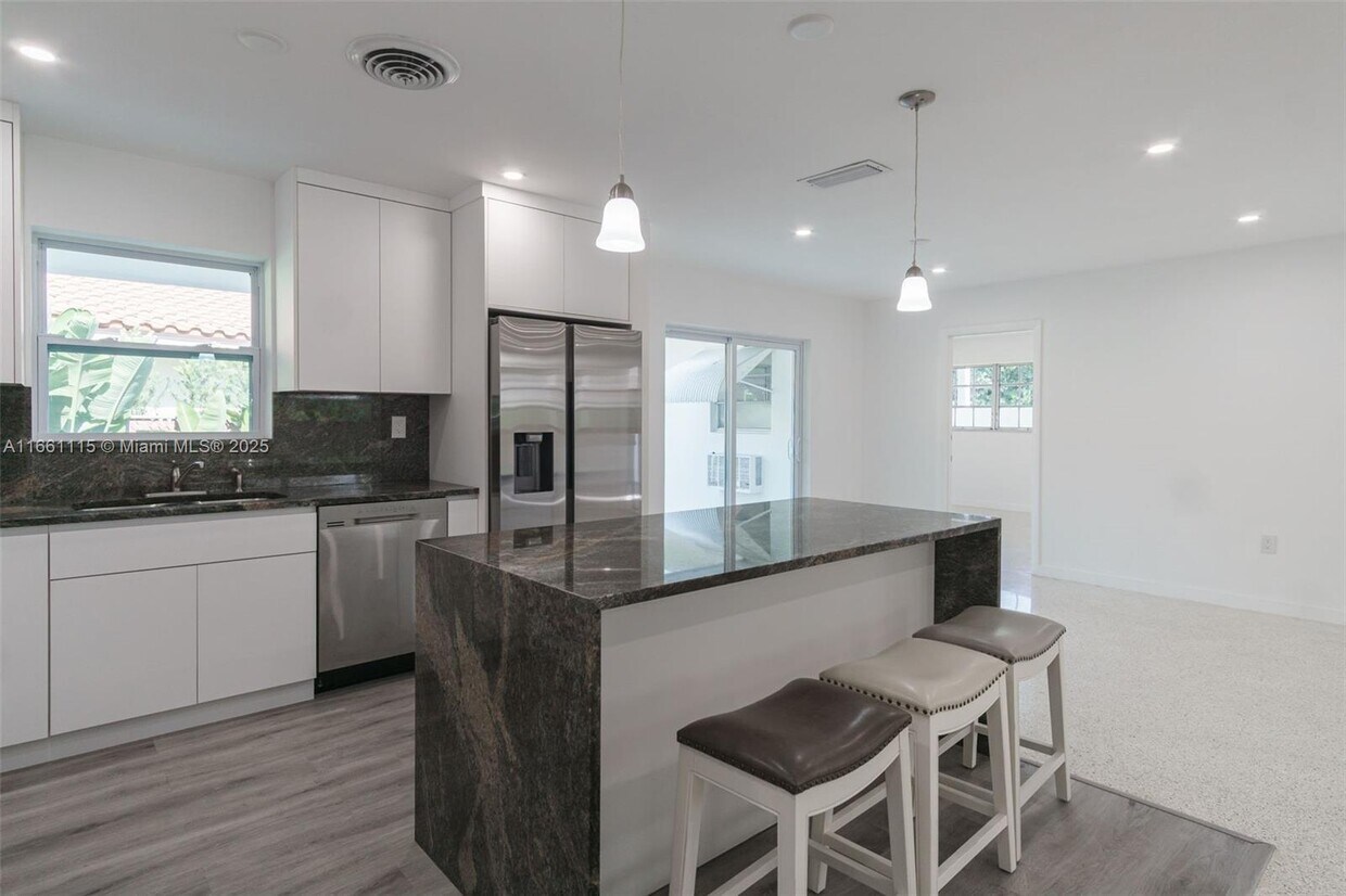 Foto principal - 904 NE 96th St