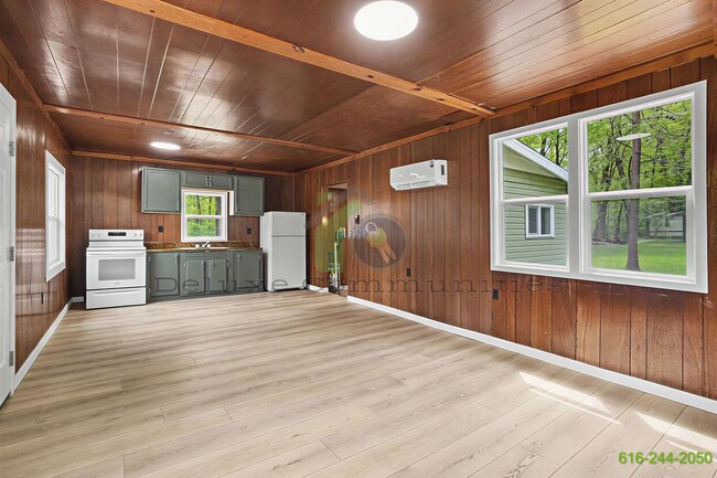 Building Photo - 4206 S Shore Dr
