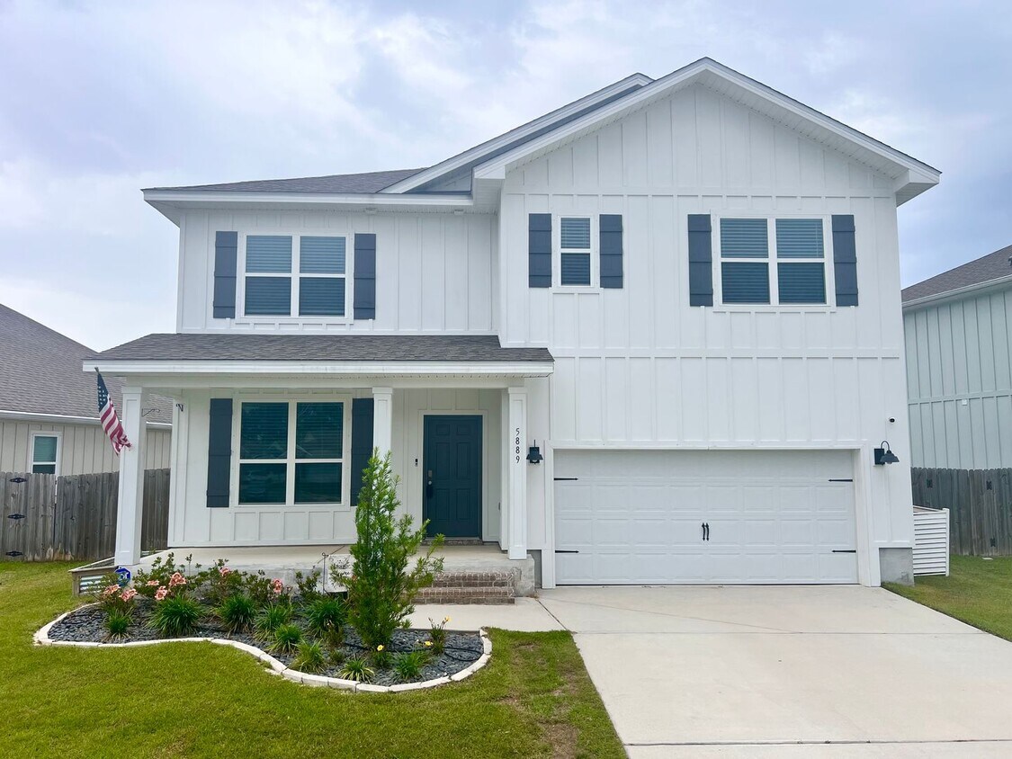 Foto principal - 5 Bed/3 Bath Home - Arbor Place