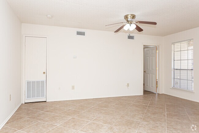 2 HAB, 2 BA - 987 ft² - Essex View