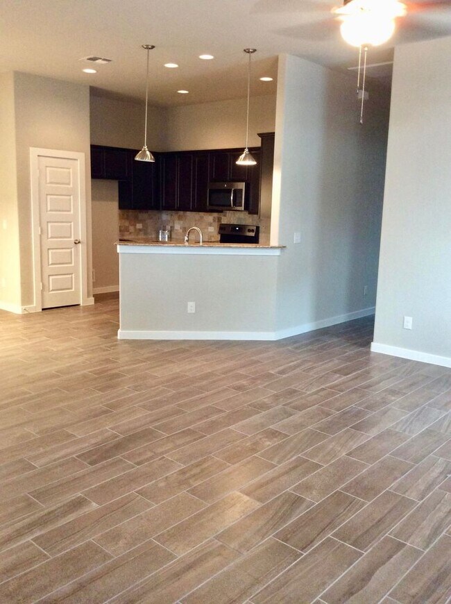 Foto del edificio - LUXURY TOWNHOME LOCATED IN PECAN PARK, BAS...