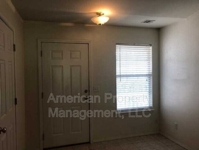 Building Photo - 5096 S Hickory Ave