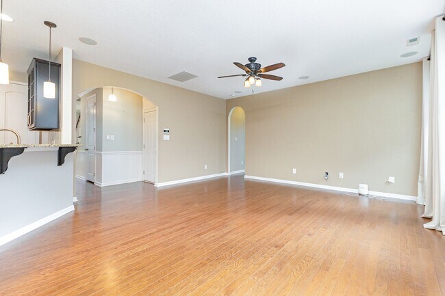 Building Photo - MOVE-IN READY!