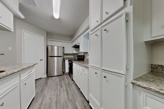 Foto del edificio - 11835 Hillbrook Dr