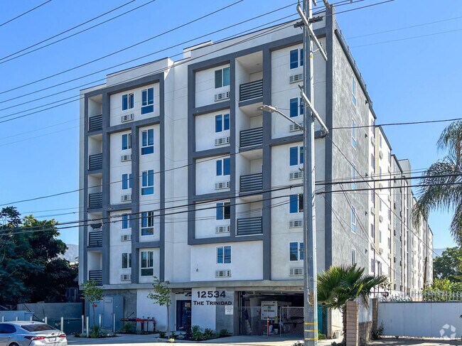 Foto del edificio - LEASE UP