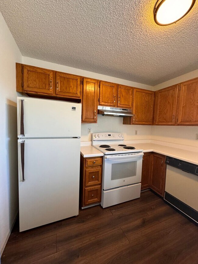 Building Photo - Move into this beautiful 2 bed 1 bath apar...