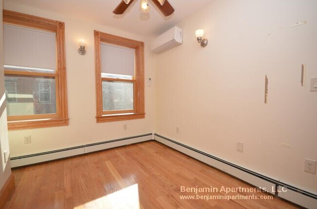 Building Photo - 5 Phillips St