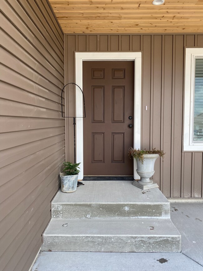 Building Photo - 1411 Saddle Dr