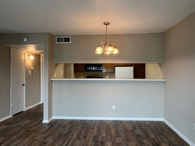 Living room - 2824 S Bartell Dr