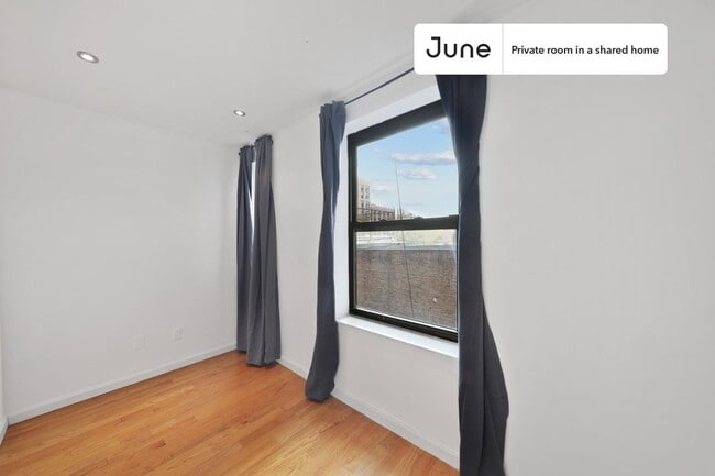 Foto del edificio - Private bedroom in 3 bed/1 bath Home