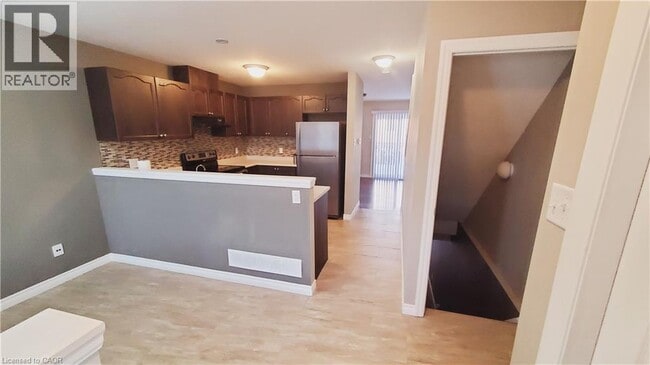 Building Photo - 10 Foxglove Crescent