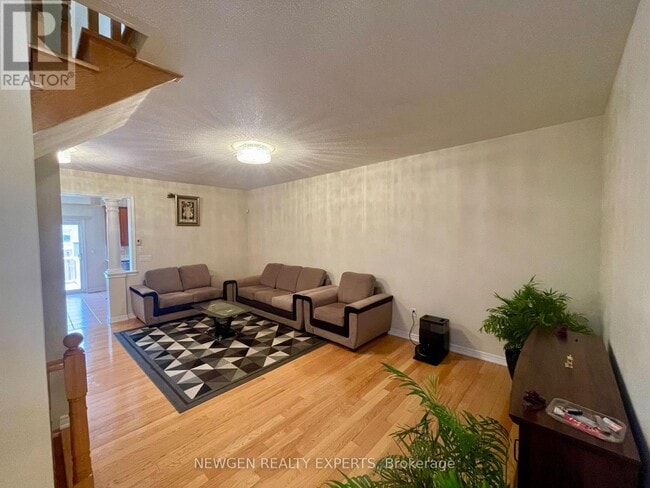 Building Photo - 42 Crystalview Crescent