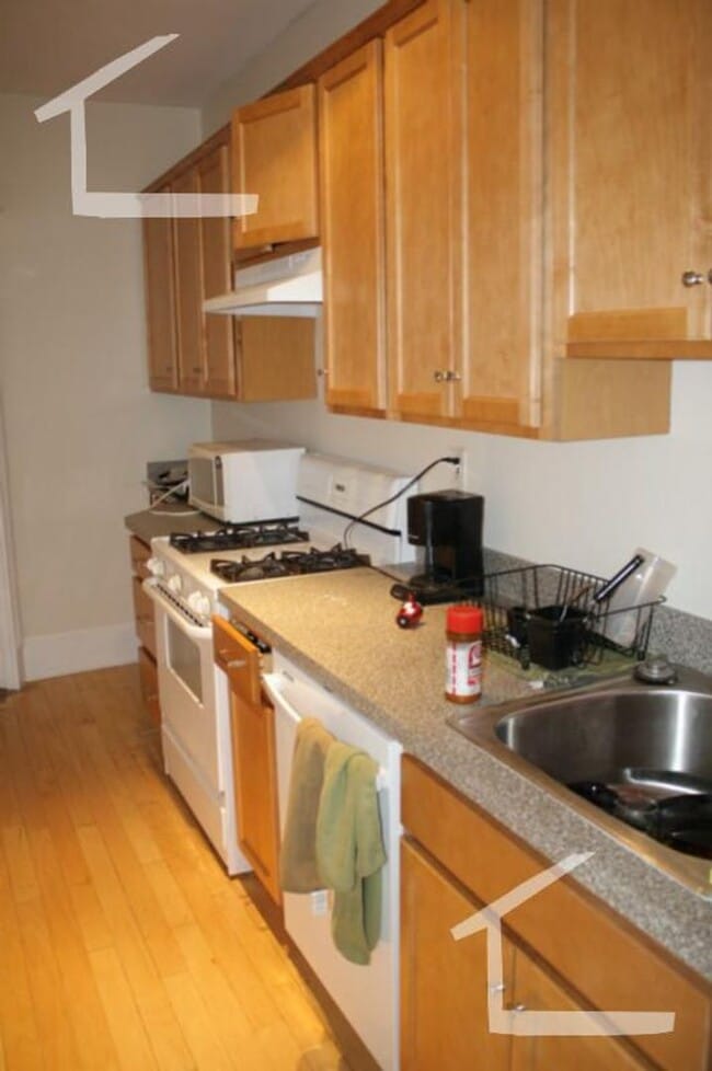 Building Photo - Packard's Corner 3 bed w/dishwasher, TONS of natural light, 9/1