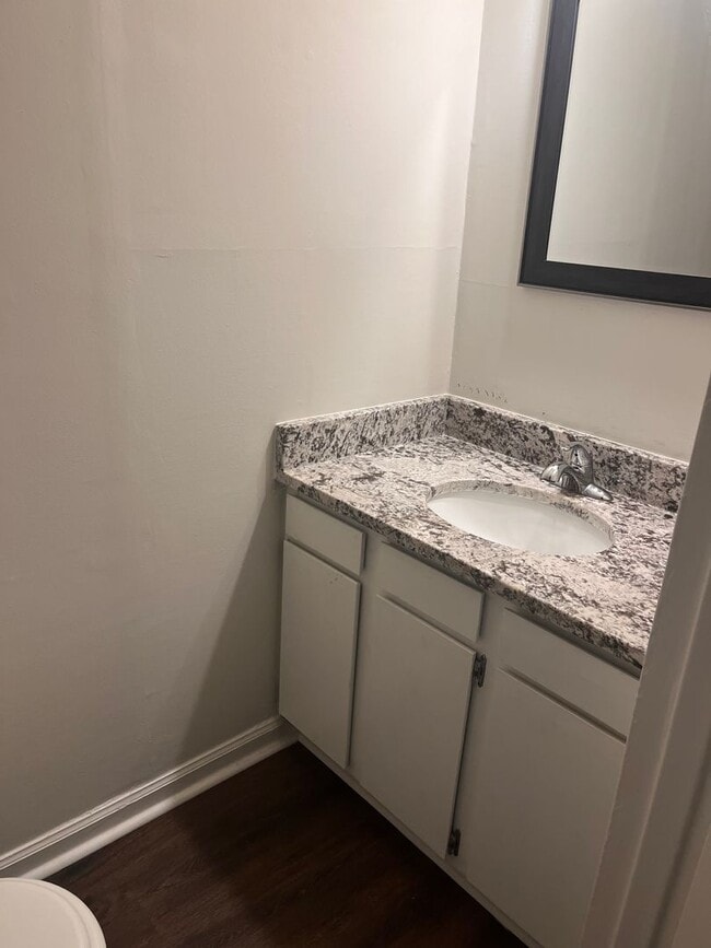 Building Photo - Lovely 2-Bedroom Townhouse in Heart of Ral...