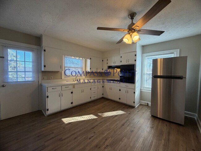 Building Photo - Come Settle Into Your New Home! FIRST MONTH RENT FREE!!!