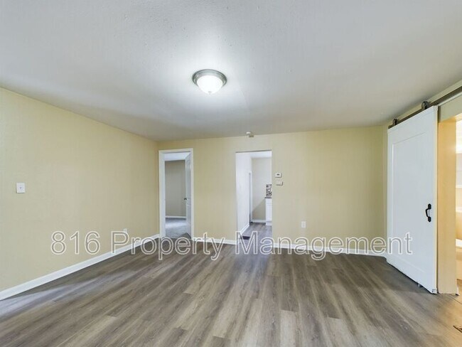 Building Photo - 211 N Crysler Ave