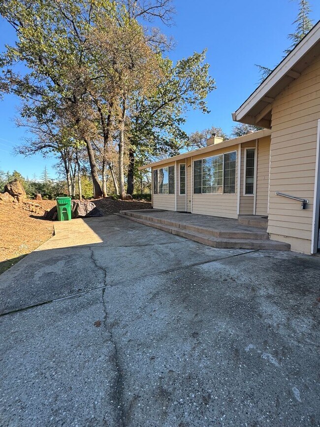 Foto del edificio - Beautiful Partial Lake View Home on the Golf Course – 3 Bed, 2 Bath, 1,680 Sq Ft in Lake of the P...