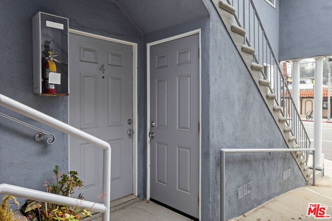 Building Photo - 161 W Channel Rd