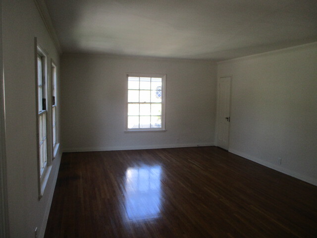 Building Photo - 8716 Holloway Dr