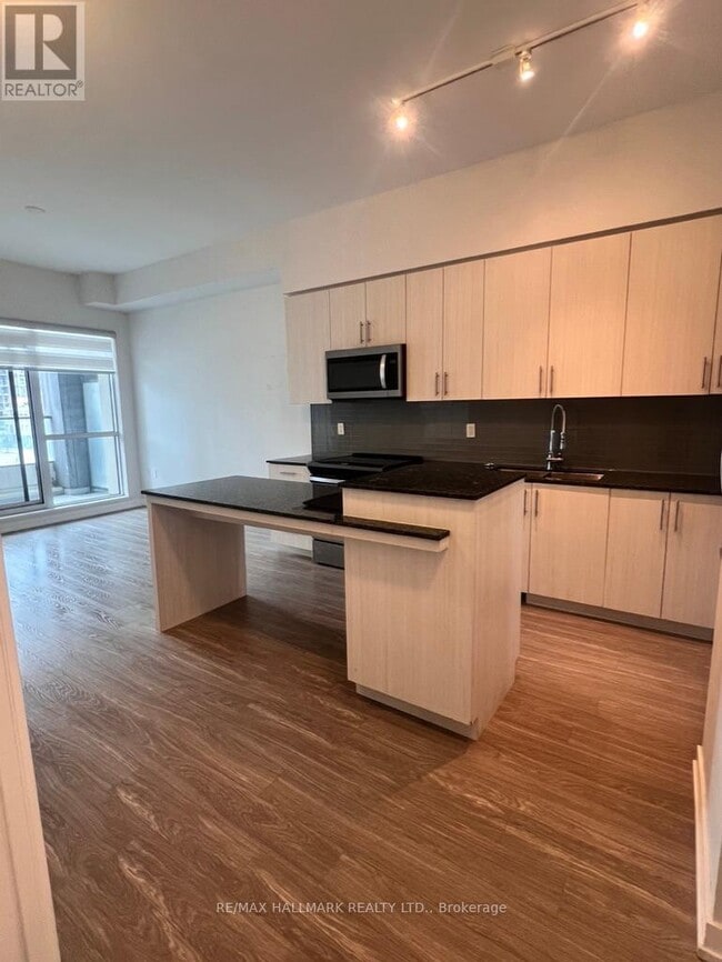 Photo du bâtiment - 4055-4055 Parkside Village Dr