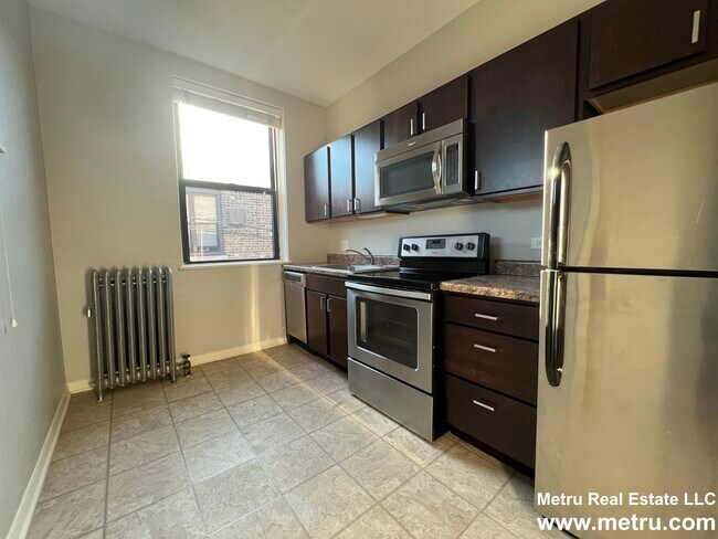 Building Photo - 809 W Cornelia Ave