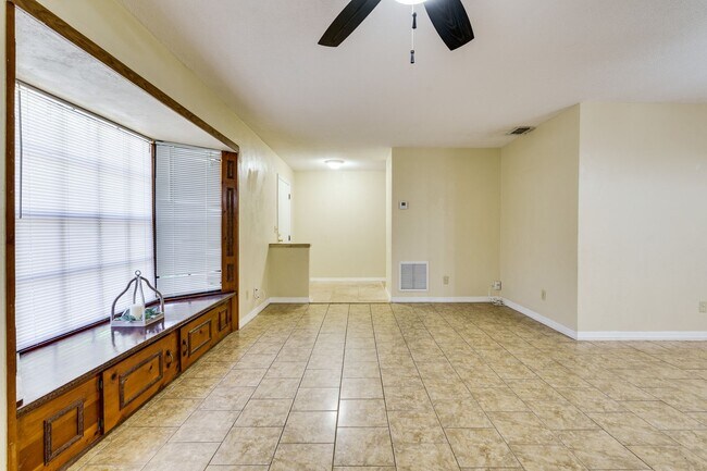Building Photo - Charming 3BR/2BA Single-Family Home in Por...