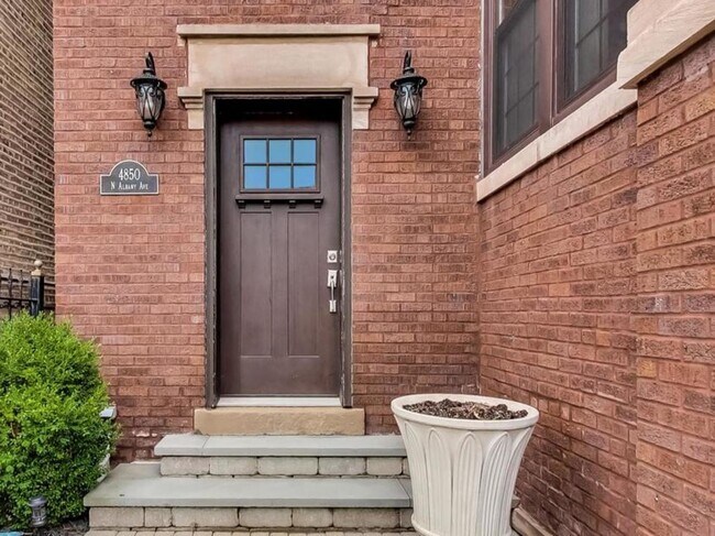 Foto del edificio - 4850 N Albany Ave