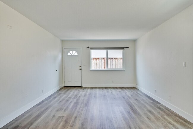 Building Photo - 947 // Duplex