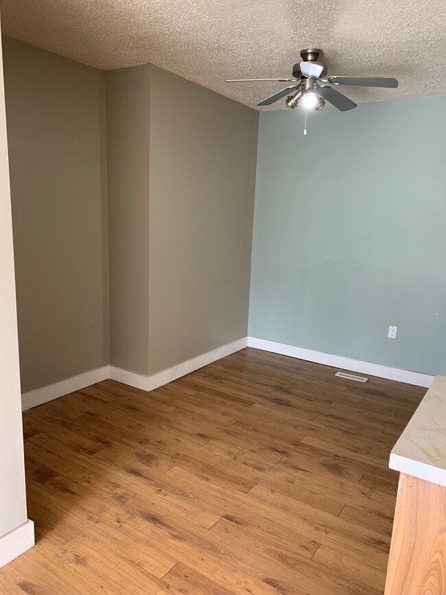 Building Photo - 10420-10100 100 St