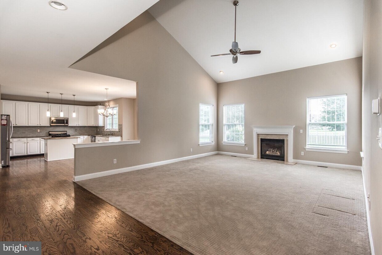 Primary Photo - 7 Amaryllis Ln