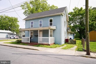 Building Photo - 202 E Grove St