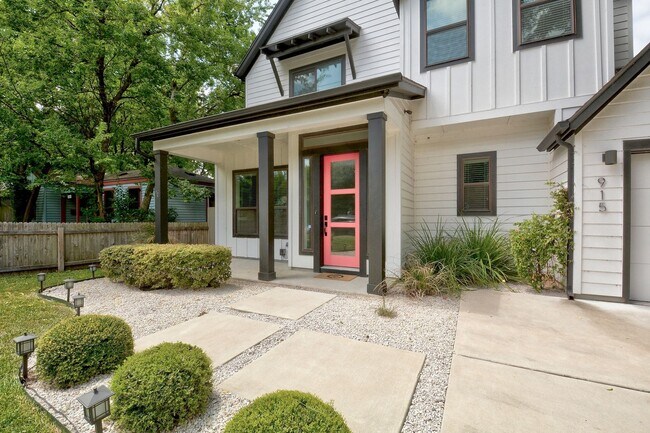 Building Photo - North Loop Area Gem!!!