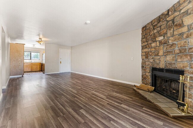 Foto del edificio - Renovated 2-Bed/2-Bath Condo in Tall Pines...