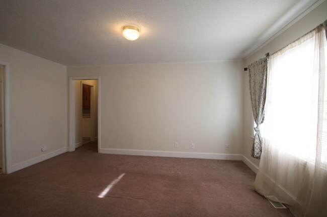 Building Photo - Exclusively Offered by Muse Realty Rentals...