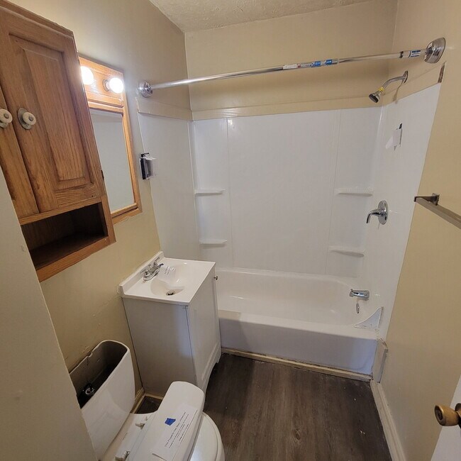 Foto del edificio - West Indy 2BR House Ready To Lease!
