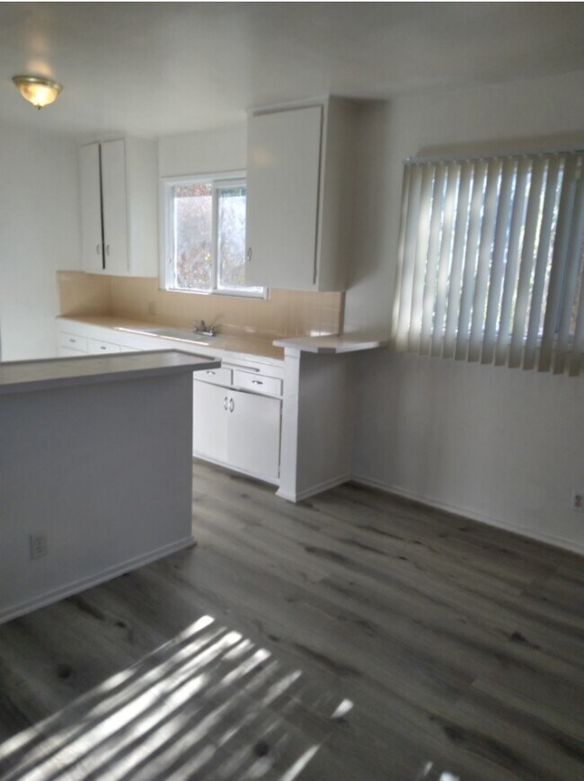 Building Photo - 15445 Moorpark St