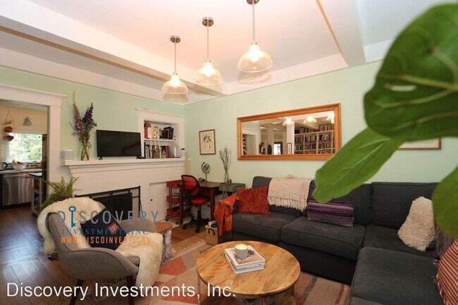 Building Photo - 4 br, 2.5 bath House - 2825 Palm Ct.