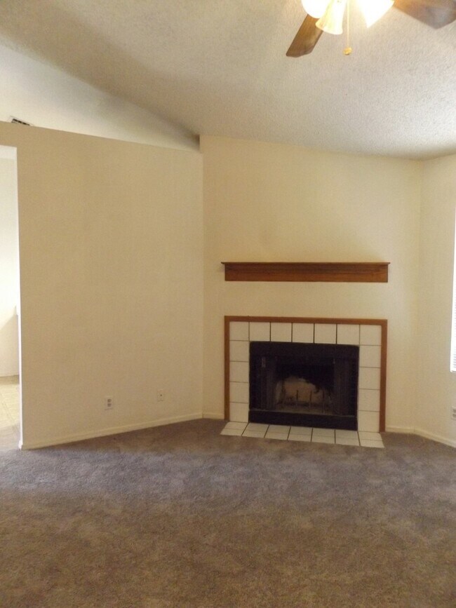 Building Photo - PRICE REDUCED!!