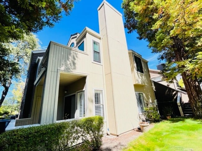 Building Photo - Beautiful, Lower-Level 2BD/2BA, Corner Con...